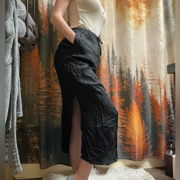 HALARA Black Drawstring Midi Skirt with Side Slits - Picture 2 of 5